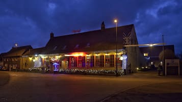 Voorkant accommodatie - avond/nacht