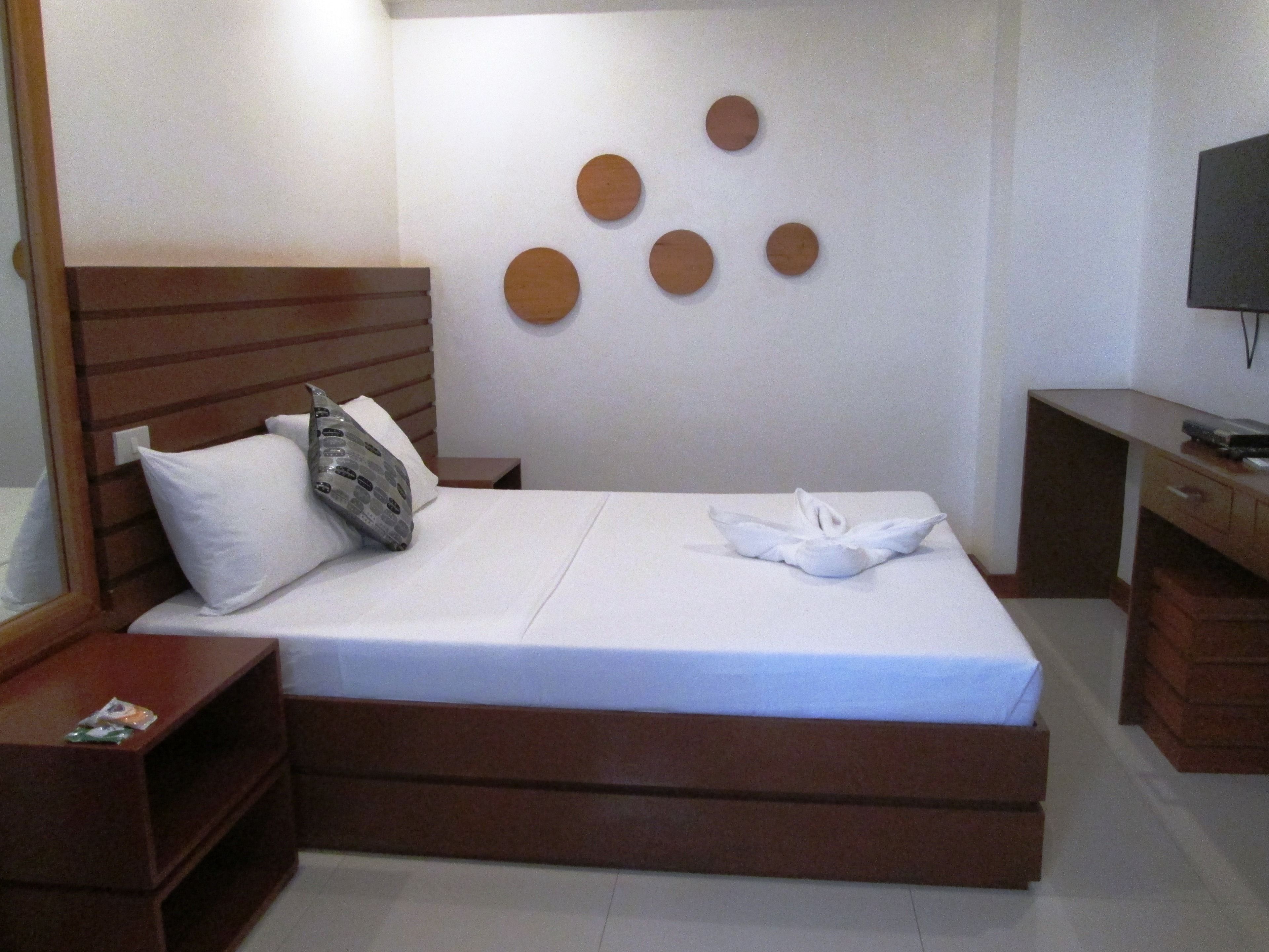 desk, free wifi, bed sheets