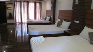 Family Room | Desk, free WiFi, bed sheets