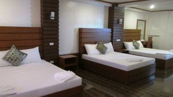 Family Room | Desk, free WiFi, bed sheets