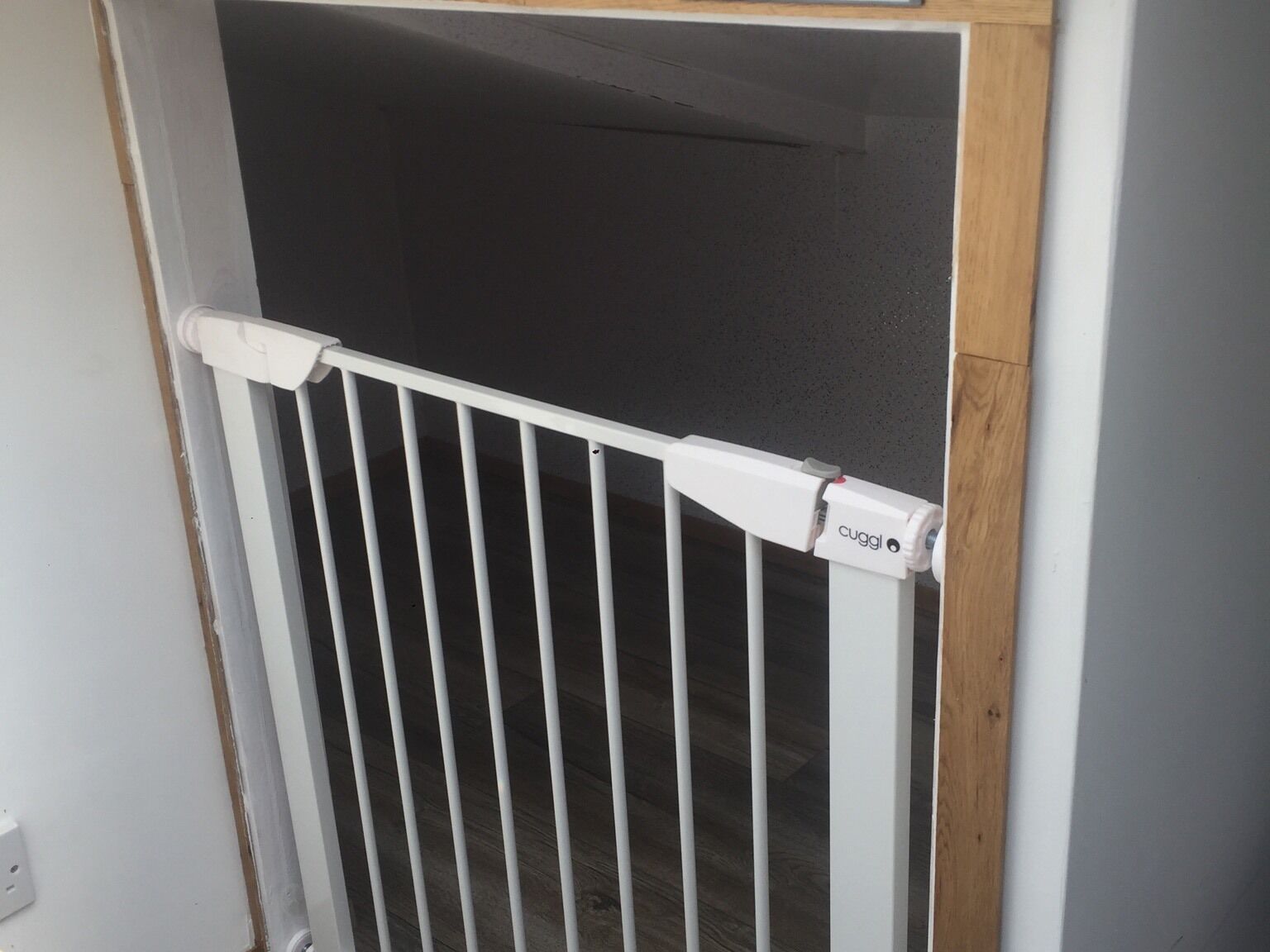 A white metal gate with a 'cugli' brand lock.