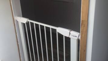 A white metal gate with a 'cugli' brand lock.