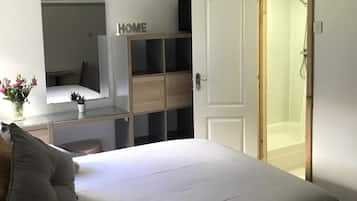 Phòng Suite Premium, có phòng tắm riêng, quang cảnh sân vườn (Room 6/7)