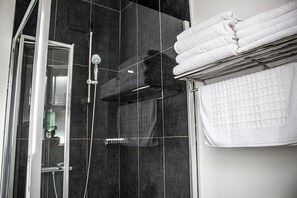 Shower, free toiletries, hair dryer, towels - The Rostrevor Inn (Newry)