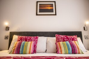 Quarto casal ou duplo standard (King Bed) | Roupas de cama premium, ferros/tábuas de passar roupa, Wi-Fi de cortesia