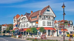 A historic building with a white facade and red roof, named 'Chantecler'. - Holiday Suites De Haan (De Haan)