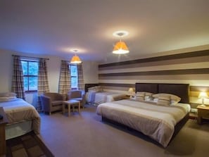 Habitación familiar, baño privado | Tabla de planchar con plancha y cunas