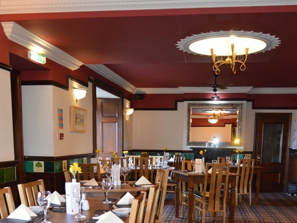 Breakfast and dinner served, local cuisine