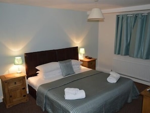 Habitación con 1 cama doble o 2 individuales, baño privado | Tabla de planchar con plancha y cunas