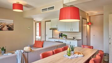 Spacious Suite | 8p | Living area