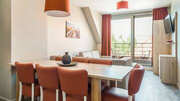 Family suite | 4 adults - 3 kids | Living room | 17-inch flat-screen TV with satellite channels, TV