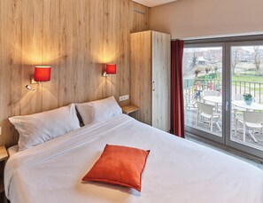 Spacious Family suite | 4 adults - 3 kids | Soundproofing, cots/infant beds, free WiFi, bed sheets