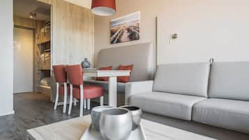 Family studio | 2 adults - 3 kids | In-room dining