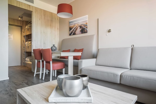 Family studio | 2 adults - 3 kids | In-room dining