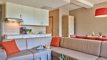 Spacious Suite | 8p | Living area