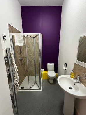 Comfort Double Room, Ensuite | Bathroom - The Station Hotel (Nottingham)