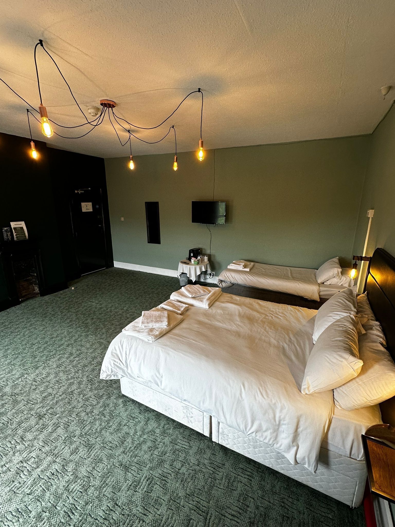 Perussviitti, jaettu kylpyhuone