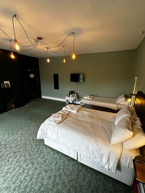 Suite, salle de bains commune