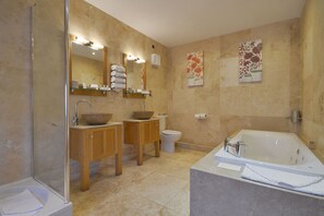 Phòng Suite Superior, bồn tắm nước nóng