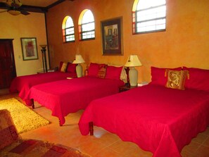 Suite « Premier », plusieurs lits, salle de bains privée, côté jardin | Literie de qualité supérieure, décoration personnalisée