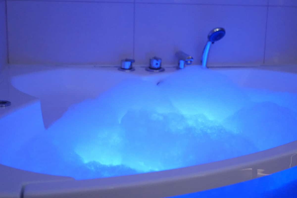 A bathtub with a blue light.