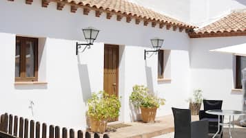 Suite tradicional, bañera de hidromasaje, en edificio anexo | Cortinas opacas, tabla de planchar con plancha, wifi gratis