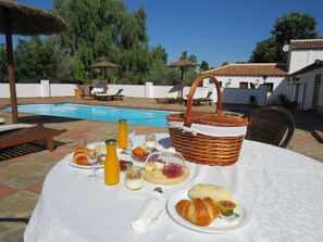 Daily continental breakfast (EUR 12.5 per person) - Hotel Boutique La PerlaBlanca by Bossh! Hotels (Ronda)