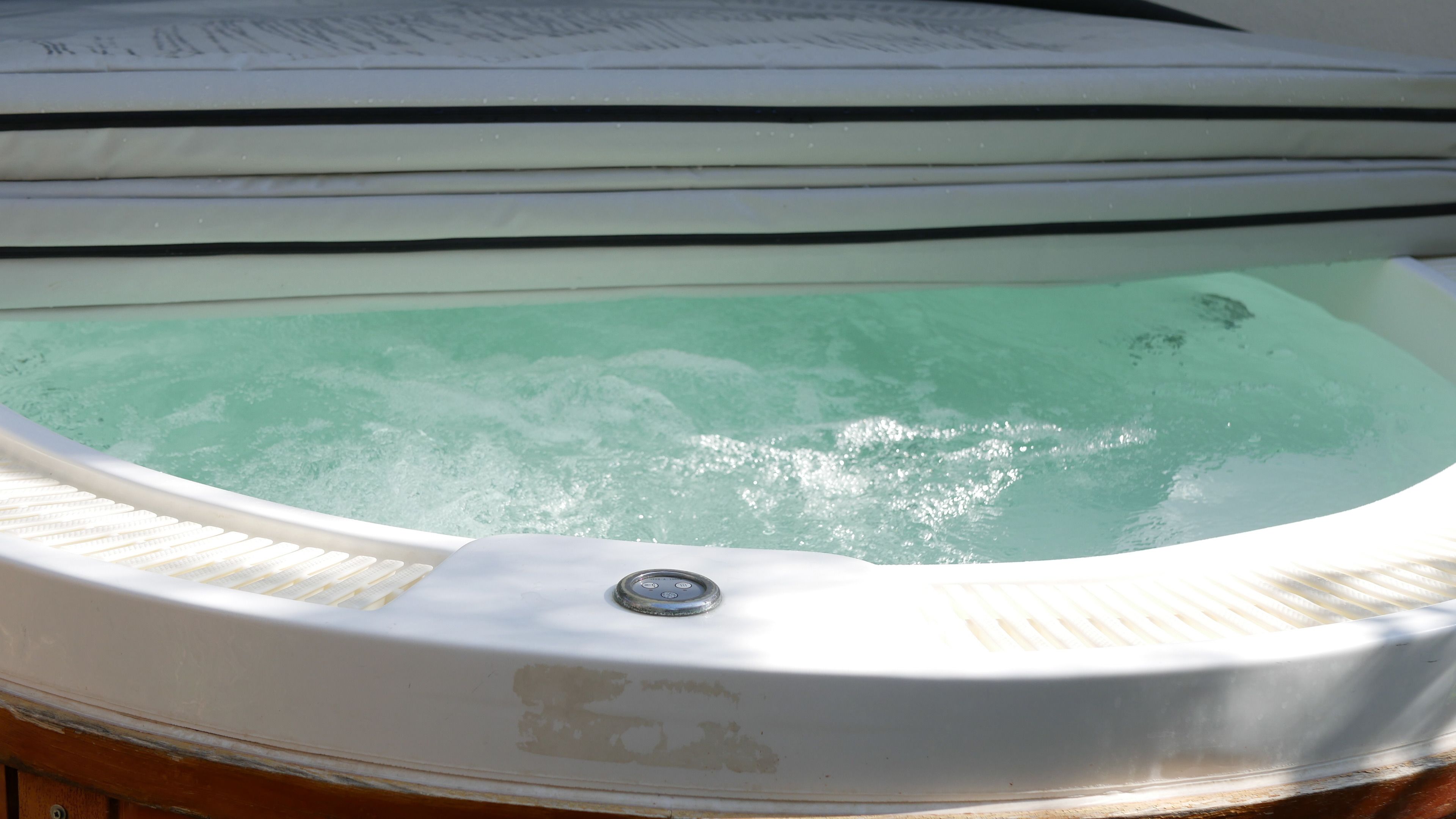 Un jacuzzi con revestimiento blanco y desagüe visible.