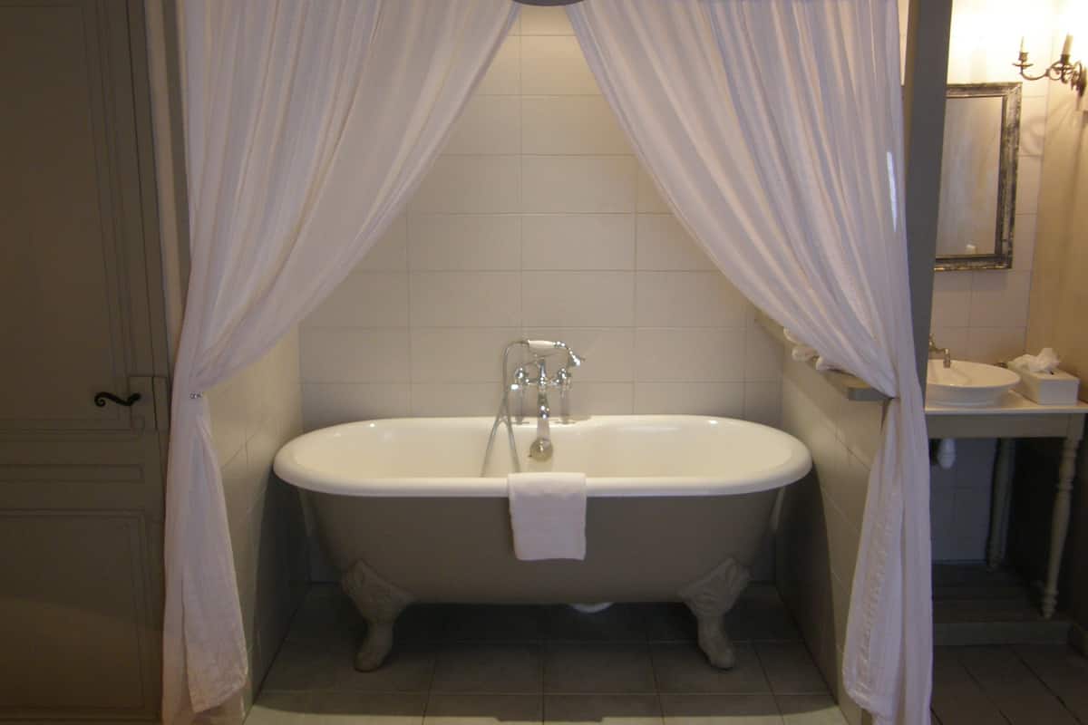 deluxe double room | bathroom | free toiletries, hair dryer, towels