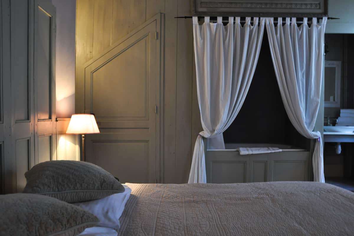 Traditionele tweepersoonskamer | Luxe beddengoed, een minibar, een kluis op de kamer, een bureau