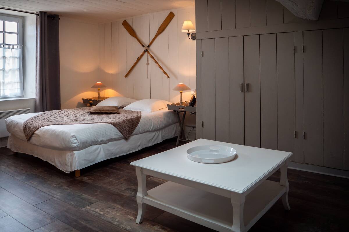 family room | premium bedding, minibar, in-room safe, desk