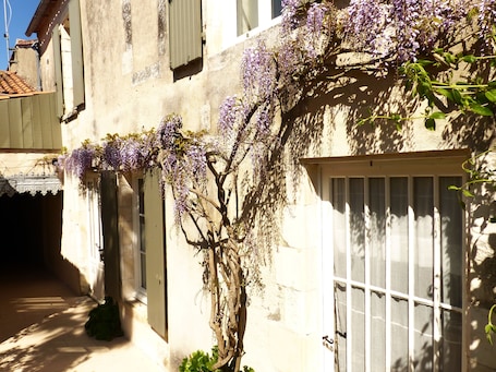 Exterior. La Maison Douce