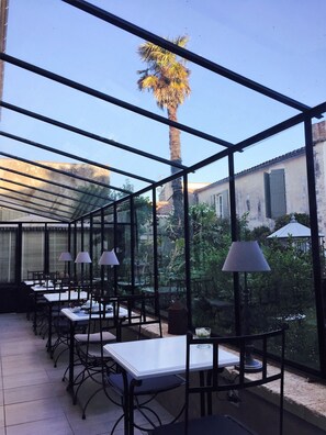 Desayuno buffet (EUR 16.00 por persona) 