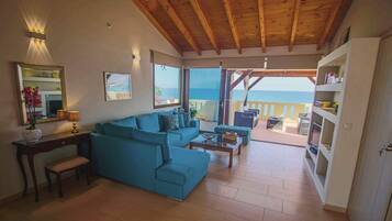 Junior Suite | Living area | Flat-screen TV