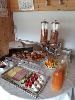 包含每日自助早餐