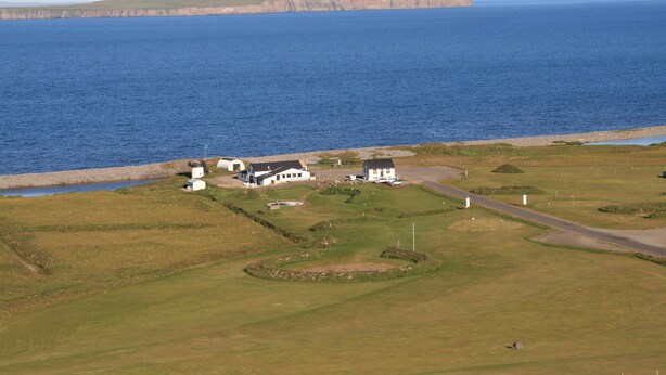 A coastal property with a house, a small dock, and a grassy field. - Lónkot Rural Resort (Skagafjörour)