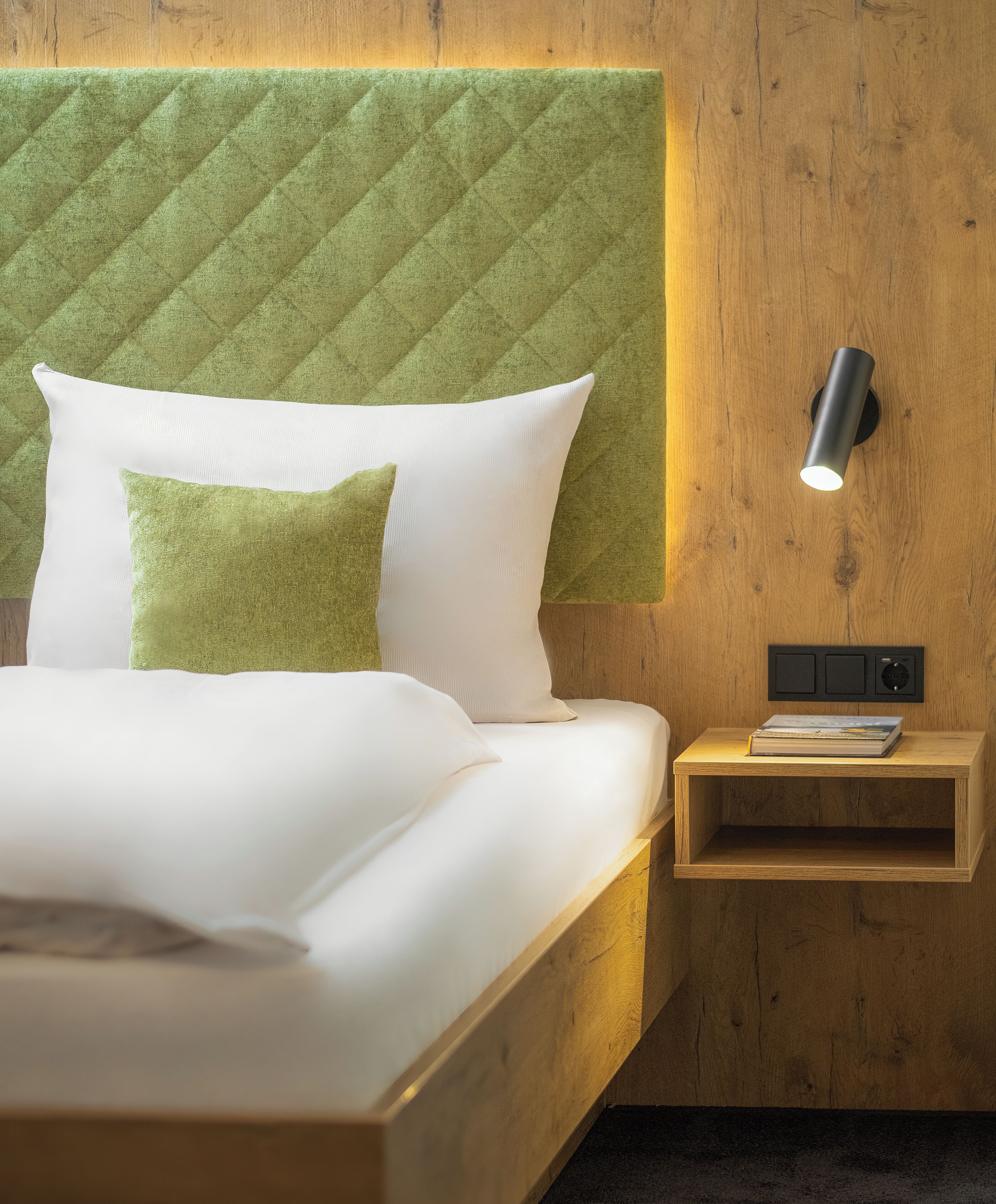 hypo-allergenic bedding, in-room safe, wifi, bed sheets