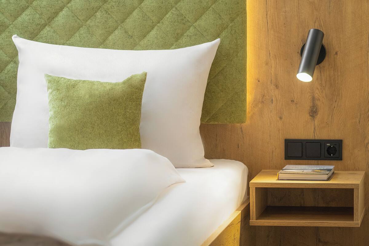 hypo-allergenic bedding, in-room safe, wifi, bed sheets