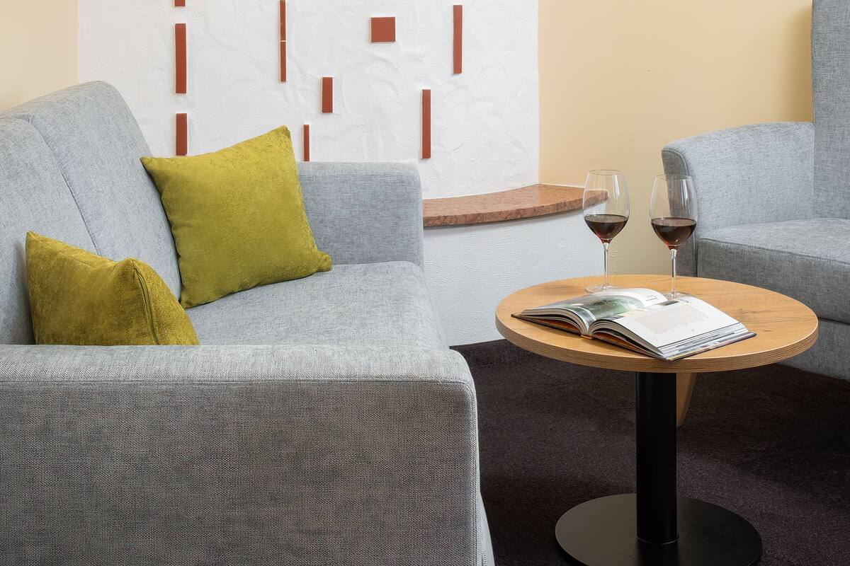 hypo-allergenic bedding, in-room safe, wifi, bed sheets