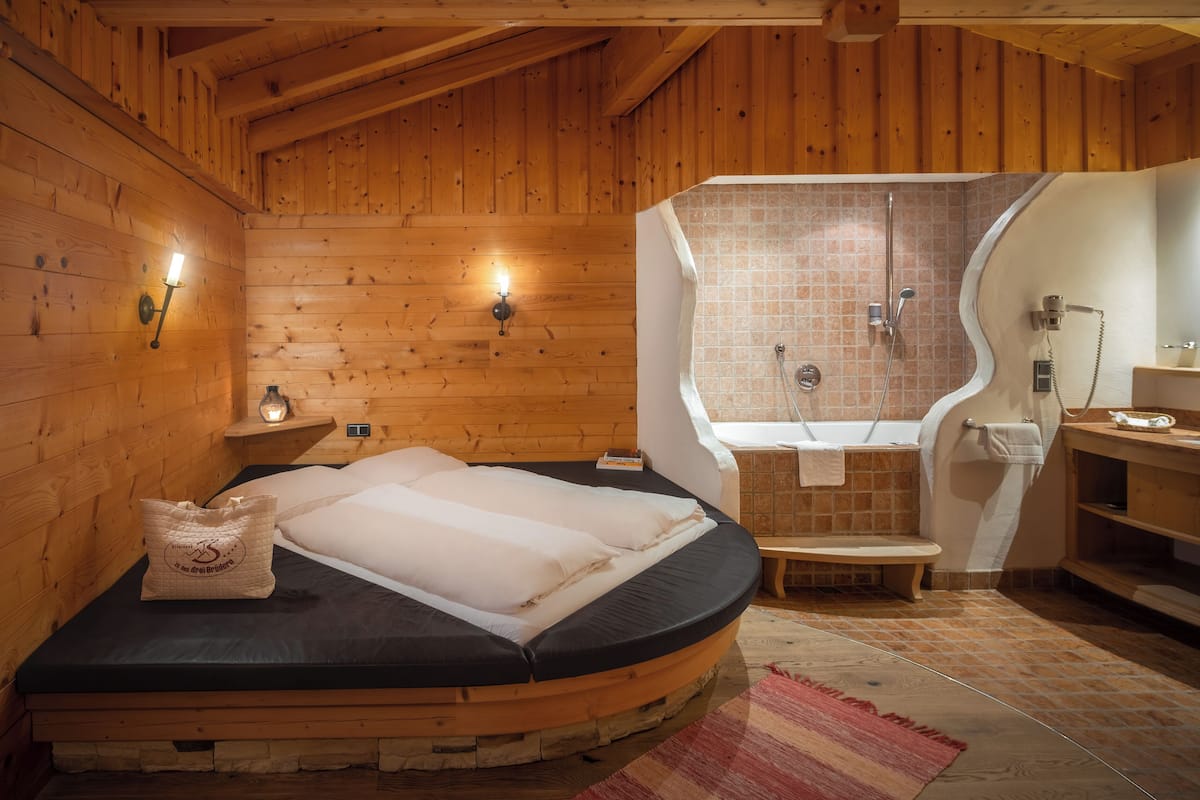 hypo-allergenic bedding, in-room safe, wifi, bed sheets