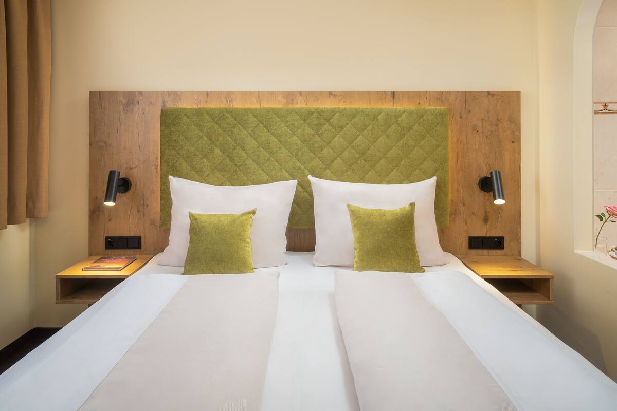 hypo-allergenic bedding, in-room safe, wifi, bed sheets