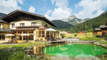 Sauna, hot tub, steam room, body treatments, aromatherapy