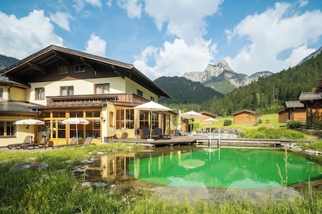 Sauna, hot tub, steam room, body treatments, aromatherapy