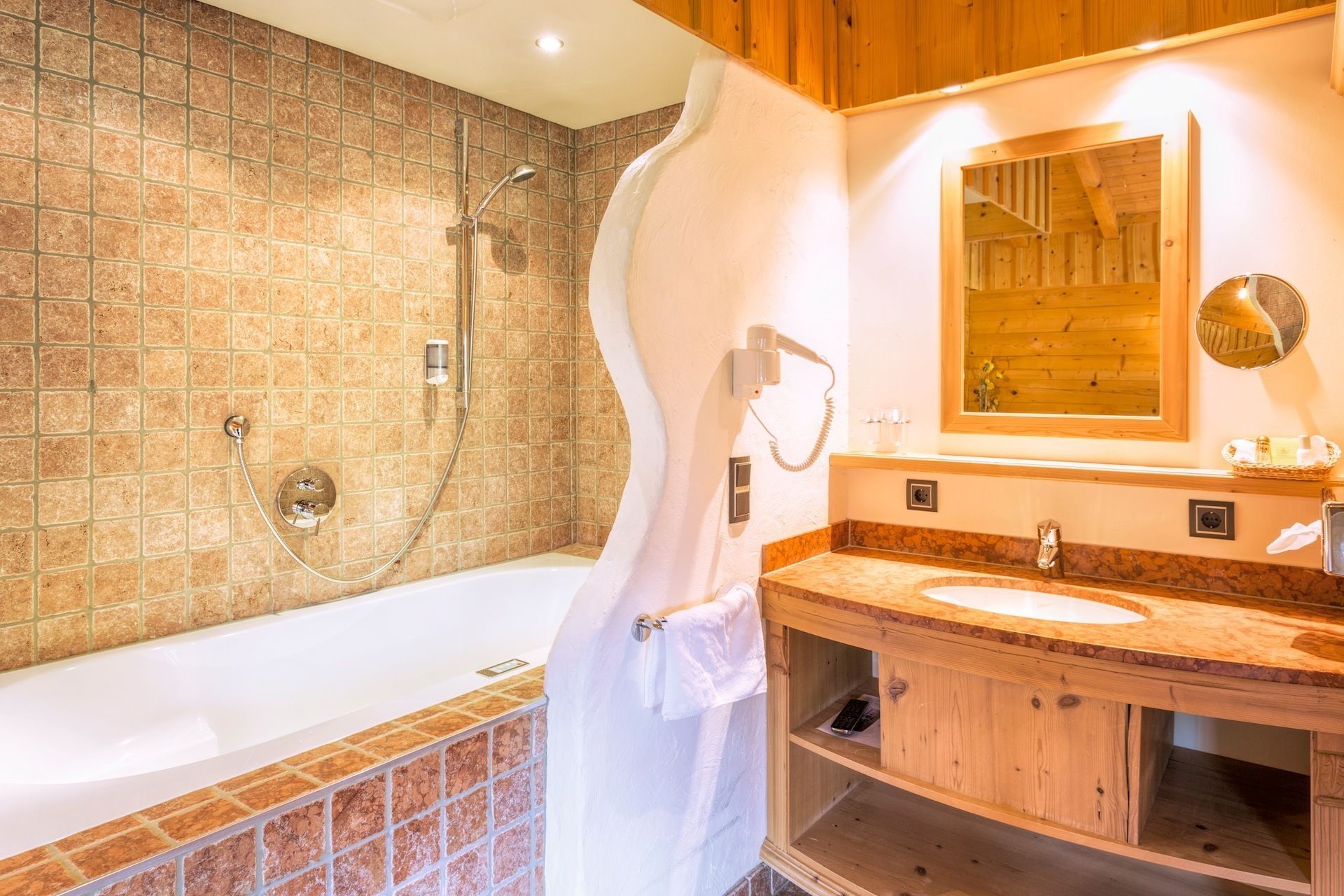 Gratis toiletartikelen, een haardroger, badjassen, handdoeken