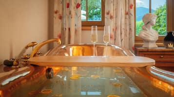 Sauna, hot tub, steam room, body treatments, aromatherapy