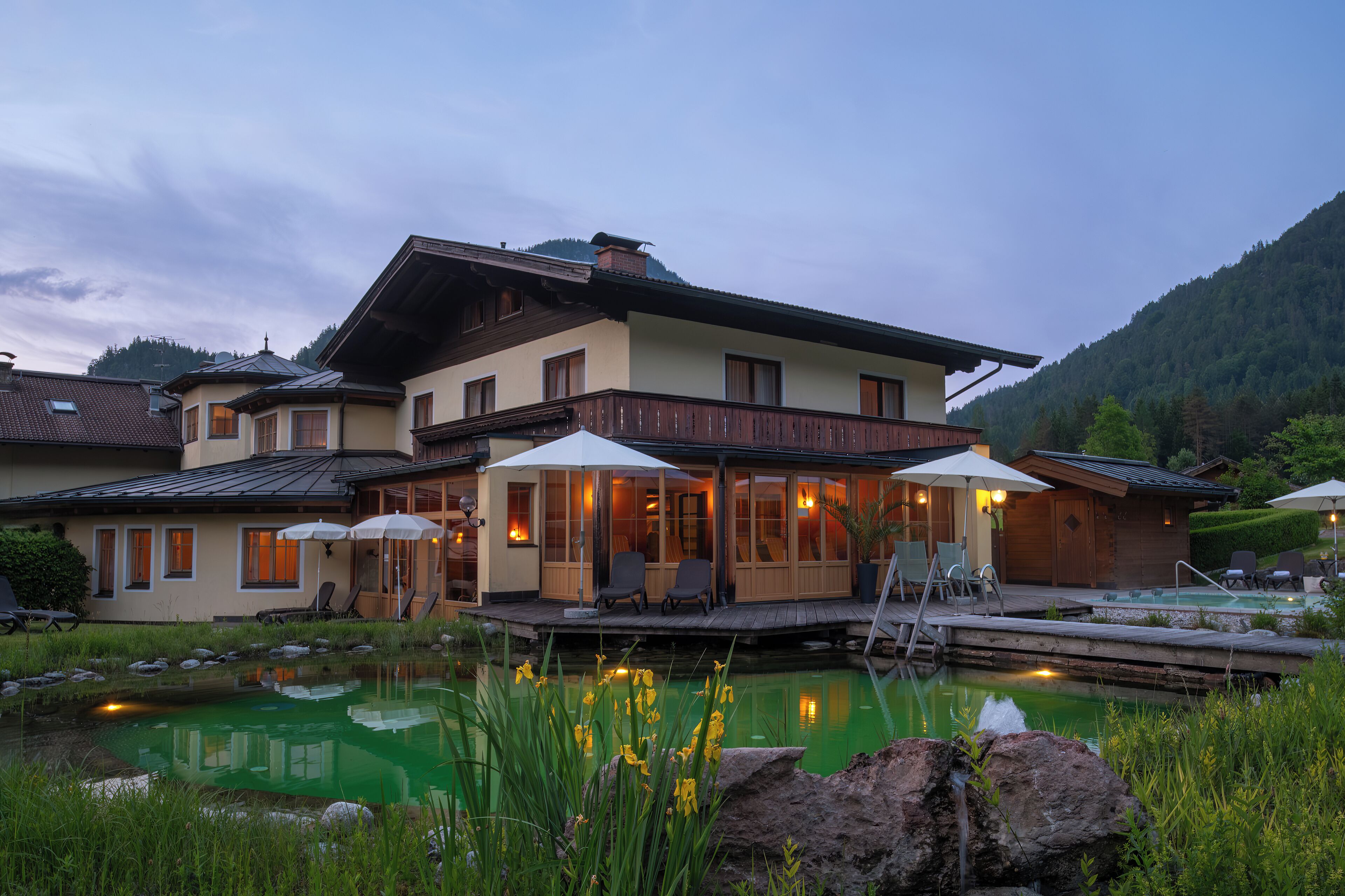 Außenpool (je nach Saison geöffnet), Sonnenschirme, Liegestühle