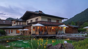 AuĂenpool (je nach Saison geöffnet), Sonnenschirme, LiegestĂŒhle