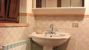 Apartment, 2 Bedrooms | Bathroom | Hair dryer, bathrobes, bidet, towels