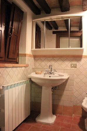 Secador de pelo, batas, bidet, toallas