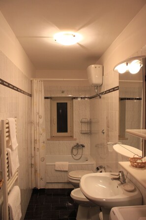 Apartment, 2 Schlafzimmer | Badezimmer | Haartrockner, Bademäntel, Bidet, Handtücher
